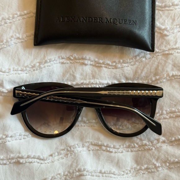 Alexander McQueen | Black Skull Sunglasses - Picture 3 of 7
